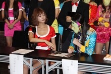 恵比寿★マスカッツと仮面女子による調印式の様子。。(c)EBISU★MUSCATS PROJECT