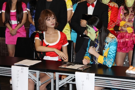 恵比寿★マスカッツと仮面女子による調印式の様子。。(c)EBISU★MUSCATS PROJECT