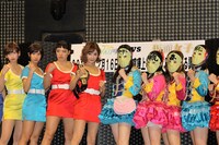 恵比寿★マスカッツと仮面女子による調印式の様子。(c)EBISU★MUSCATS PROJECT