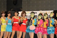 恵比寿★マスカッツと仮面女子による調印式の様子。(c)EBISU★MUSCATS PROJECT