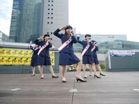 警察官の制服に身を包みパフォーマンスするチームしゃちほこ。