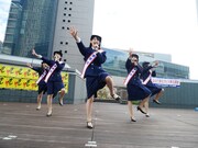 警察官の制服に身を包みパフォーマンスするチームしゃちほこ。