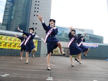 警察官の制服に身を包みパフォーマンスするチームしゃちほこ。