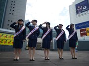 1日警察官に就任したチームしゃちほこ。