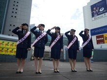 1日警察官に就任したチームしゃちほこ。