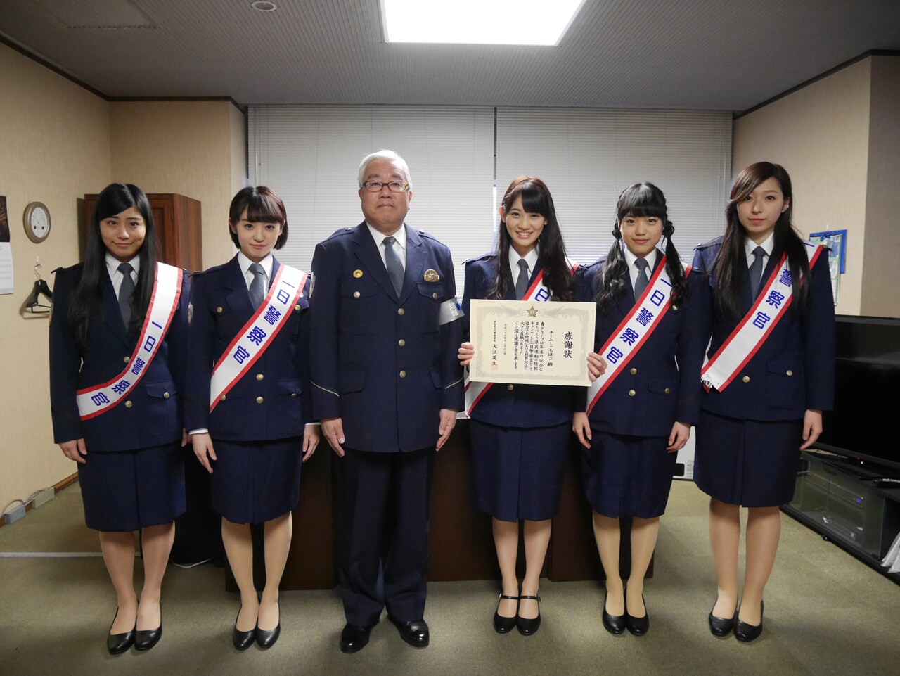 中村警察署長から感謝状を受け取ったチームしゃちほこ。
