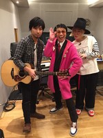 吉田山田と岡本啓（写真中央）。