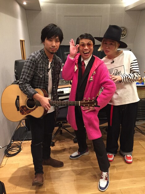 吉田山田と岡本啓(写真中央)。