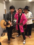 吉田山田と岡本啓(写真中央)。