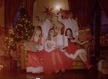 lol「xmas kiss」ミュージックビデオのワンシーン。