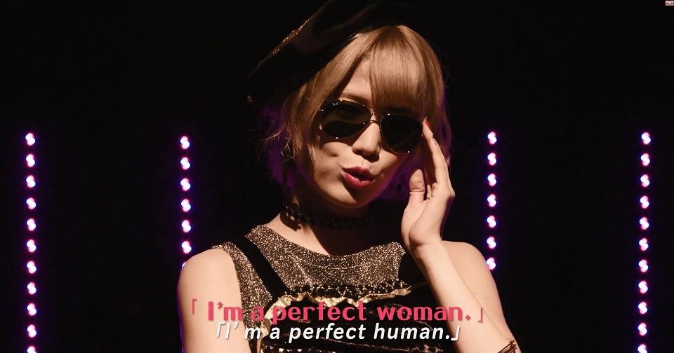 妄想キャリブレーション「PERFECT WOMAN」のミュージックビデオのワンシーン。