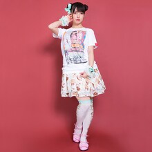 「読めるTシャツ 第2弾」を着用する上坂すみれ。