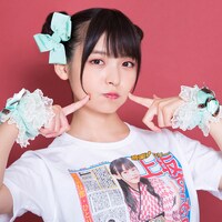 「読めるTシャツ 第2弾」を着用する上坂すみれ。