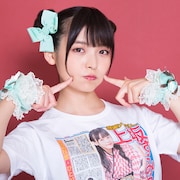 「読めるTシャツ 第2弾」を着用する上坂すみれ。