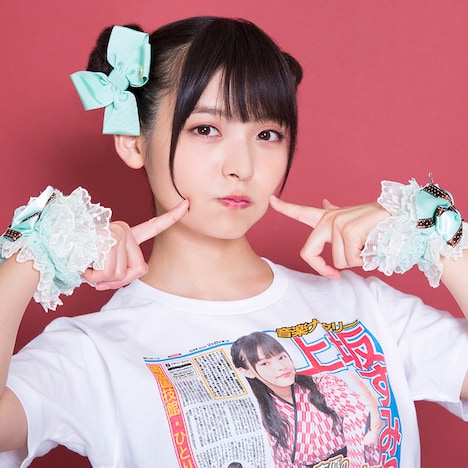 「読めるTシャツ 第2弾」を着用する上坂すみれ。