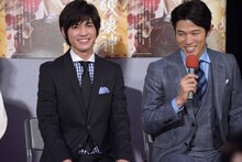 板垣瑞生（左）についてコメントする鈴木亮平（右）。