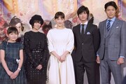 左から鈴木梨央、真木よう子、綾瀬はるか、板垣瑞生、鈴木亮平。