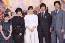 左から鈴木梨央、真木よう子、綾瀬はるか、板垣瑞生、鈴木亮平。