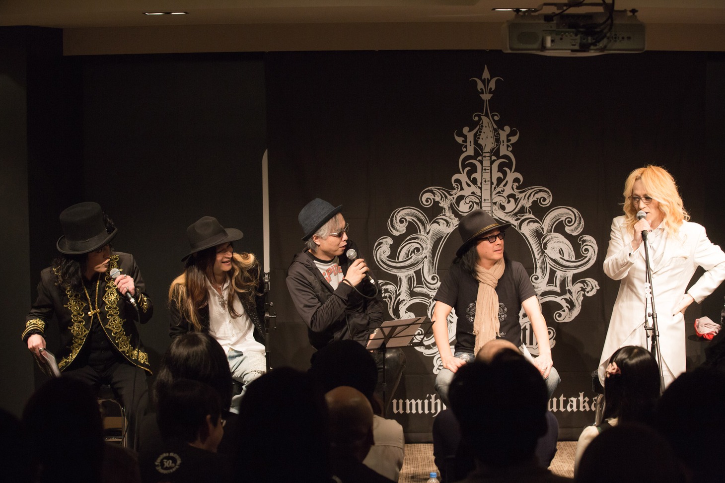 左から山田晃士、tezya、大槻ケンヂ、二井原実、橘高文彦。
