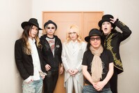 左からtezya、大槻ケンヂ、橘高文彦、二井原実、山田晃士。