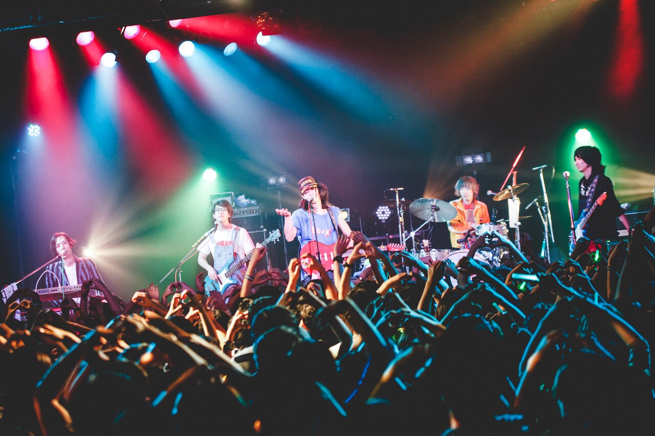 爆弾ジョニー、新曲連発の復活後初ツアーセミファイナル