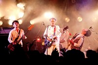 ライブ「遠藤賢司 with サニーデイ・サービス『満足できるかな』」の様子。