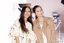 左から大塚愛、香里奈。