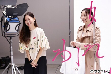 香里奈（右）に差し入れをする大塚愛（左）。