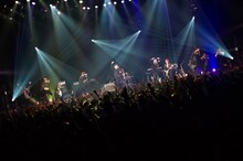 SKY-HIのライブの様子。