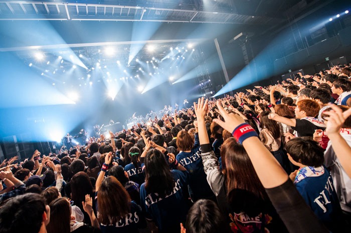 SKY-HIのライブの様子。