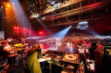 SKY-HIのライブの様子。