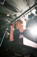 竹縄航太（Vo, G, Piano / HOWL BE QUIET）（撮影：ヤオタケシ）