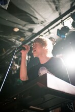 竹縄航太（Vo, G, Piano / HOWL BE QUIET）（撮影：ヤオタケシ）