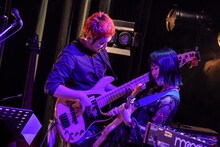 向かい合って演奏する玉木正太郎（左）とRei（右）。（Photo by Shun Komiyama）