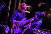 向かい合って演奏する玉木正太郎(左)とRei(右)。(Photo by Shun Komiyama)