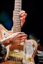 ギターを弾くReiの手元。（Photo by Shun Komiyama）