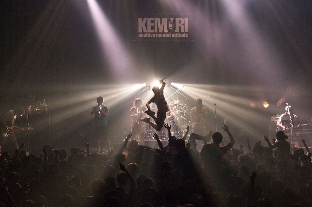 12月4日に行われた「KEMURI WORLD TOUR 2016」東京・新木場STUDIO COAST公演の様子。