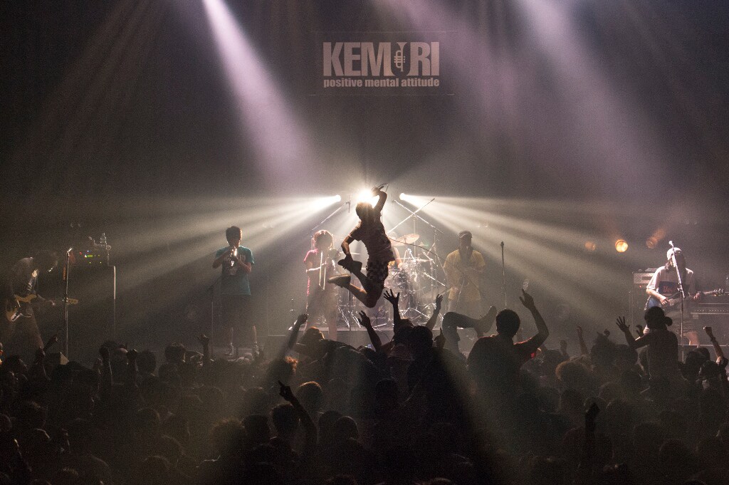 12月4日に行われた「KEMURI WORLD TOUR 2016」東京・新木場STUDIO COAST公演の様子。