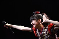 お決まりの「がんばりまやま！」の挨拶をファンと笑顔で繰り広げる真山りか。