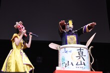 酒瓶から飛び出したキョンシーに驚く真山りか。