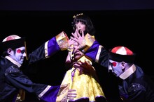 キョンシーと共にパフォーマンスする真山りか。