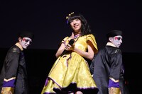 キョンシーと共にパフォーマンスする真山りか。