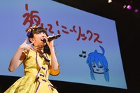 「かえして！ニーソックス」を歌う真山りか。