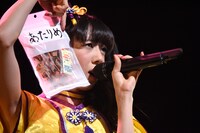 あたりめを持ちながら「アタリメ」を歌う真山りか。