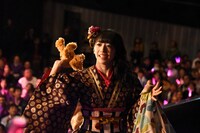 熊のぬいぐるみを客席に投げる真山りか。