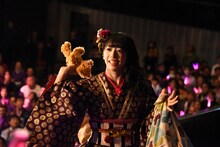 熊のぬいぐるみを客席に投げる真山りか。