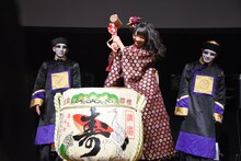 鏡開きを行う真山りか。