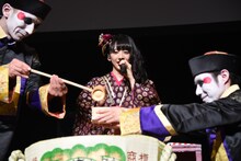 キョンシーからお酒を注がれる真山りか。