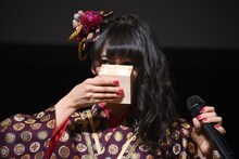 お酒を初めて飲む真山りか。