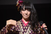 お酒を飲んで渋い顔をする真山りか。